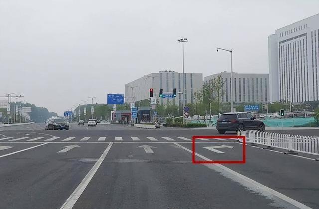 在直行道右转，这事儿到底咋罚？