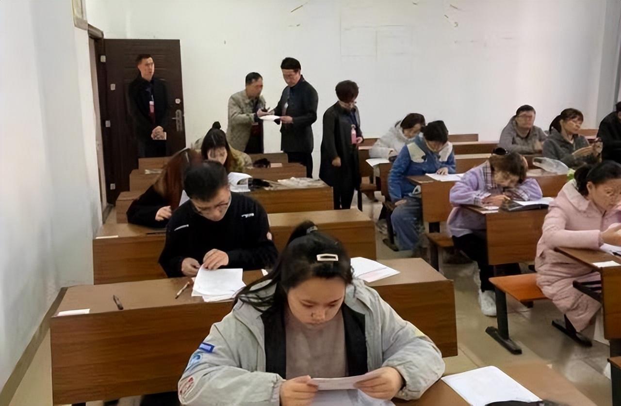 在核酸采样亭外，我听见有人喊那个采核酸的姑娘确诊了